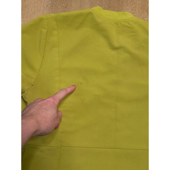 Figs Slim Odesa Scrub Top LIMEADE Medium - Picture 5 of 6